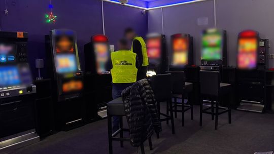 KAS i Policja rozbiły grupę przestępczą, która organizowała nielegalne gry hazardowe. Zatrzymano 58 osób.