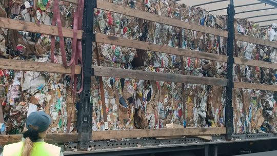 KAS zatrzymała transport 25 ton nielegalnych odpadów ze Szwecji.