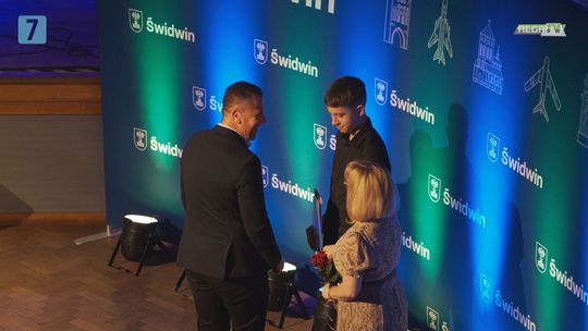Wręczenie nagród w ramach lokalnego Programu Wspierania Edukacji Uzdolnionych Dzieci i Młodzieży w Świdwinie.