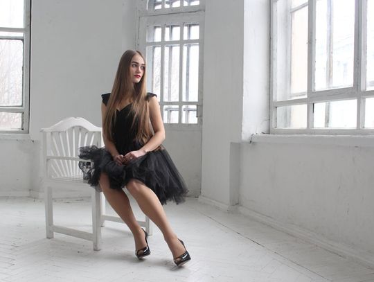 Dlaczego czarna dopasowana sukienka to must-have w Twojej szafie?