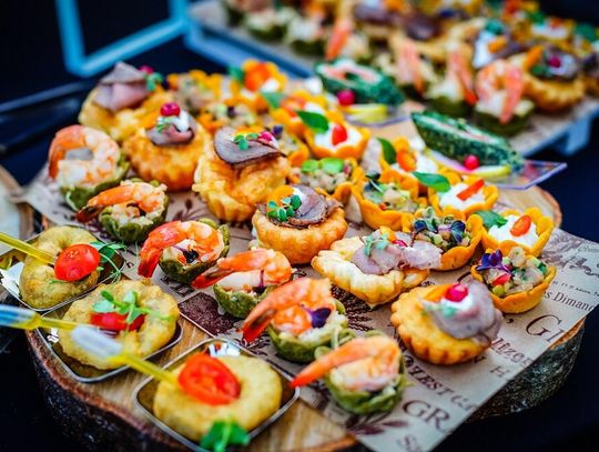 Dlaczego warto wybrać catering na przyjęcie?