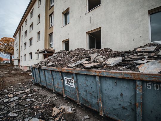 Jak kontener na śmieci może zoptymalizować prace remontowe?