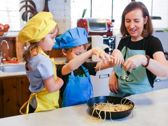 Jak wybrać idealnego kitchen helpera dla dziecka od Kids-Wood?