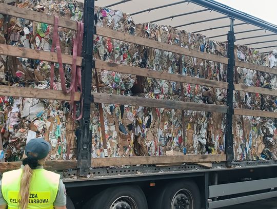 KAS zatrzymała transport 25 ton nielegalnych odpadów ze Szwecji.