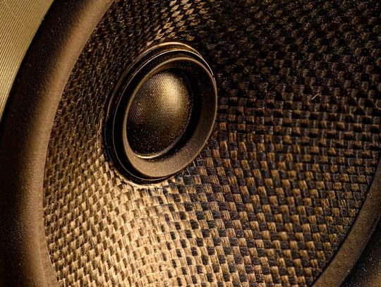 Meble audio do salonu – jak wybrać funkcjonalne i estetyczne rozwiązanie do nowoczesnej przestrzeni?