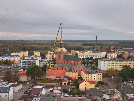 Montaż iglicy na kościele MBNP w Świdwinie.