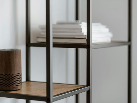 Regał metalowy loft - do jakich wnętrz pasuje?