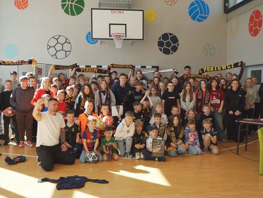 Wizyta piłkarzy Pogoni Szczecin w Publicznej Szkole Podstawowej nr 2 w Świdwinie.