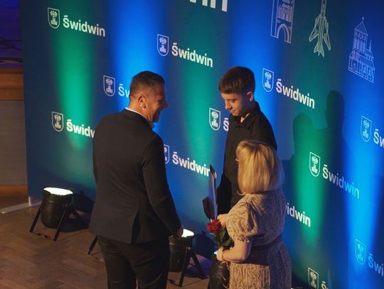 Wręczenie nagród w ramach lokalnego Programu Wspierania Edukacji Uzdolnionych Dzieci i Młodzieży w Świdwinie.