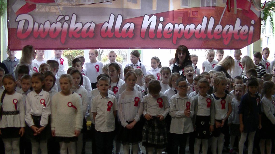 Apel w szkole podstawowej numer 2 z okazji 100 rocznicy odzyskania przez Polskę niepodległości