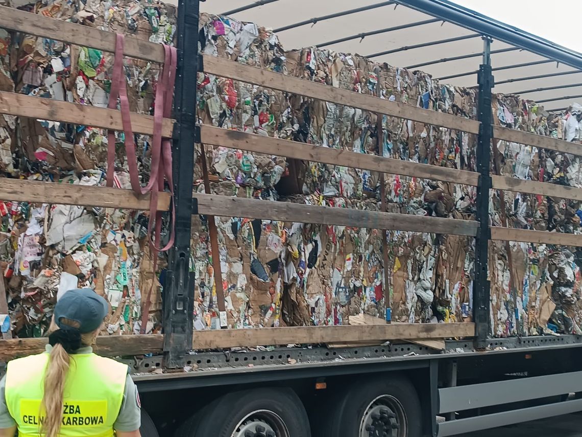 KAS zatrzymała transport 25 ton nielegalnych odpadów ze Szwecji. KAS zatrzymała transport 25 ton nielegalnych odpadów ze Szwecji.