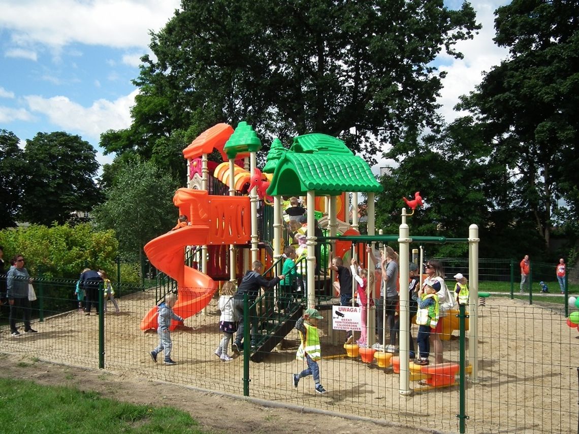 Otwarcie placu zabaw w Parku Solidarności. 
