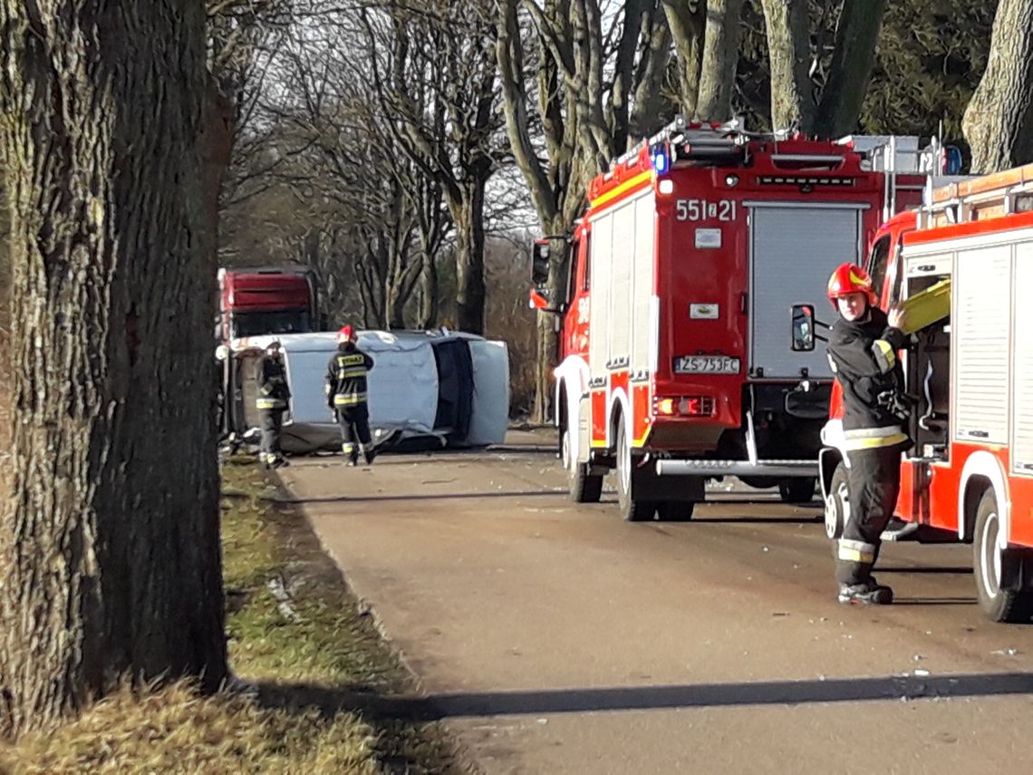 WYPRZEDZIŁ CIĘŻARÓWKĘ I UDERZYŁ W DRZEWA.